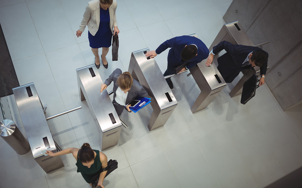 Люди проходят через турникет