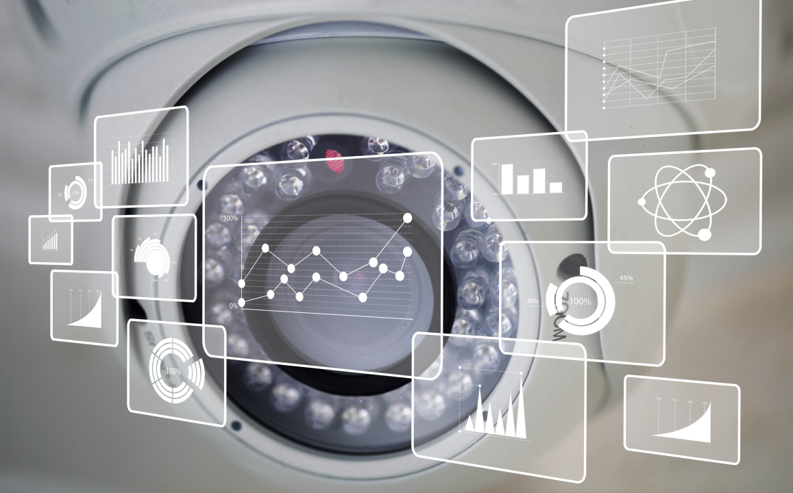 Камера видеонаблюдения с ИИ отслеживает перемещение людей в общественном 
пространстве